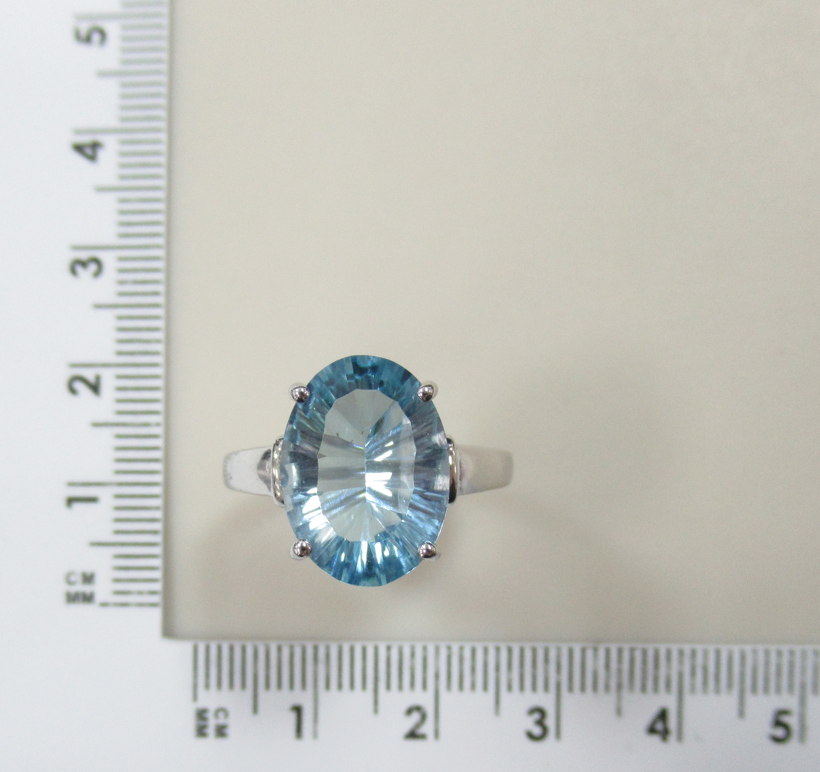 Серебряное кольцо с топазом Скай